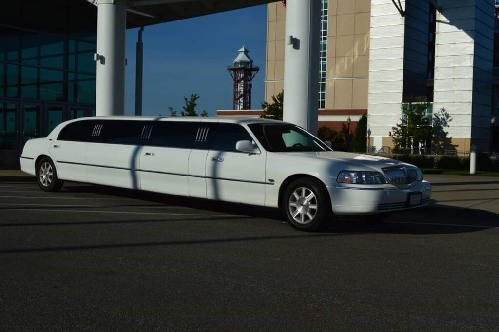 Limo Town Car - Limos in Erie Pa - Rupp Limousine